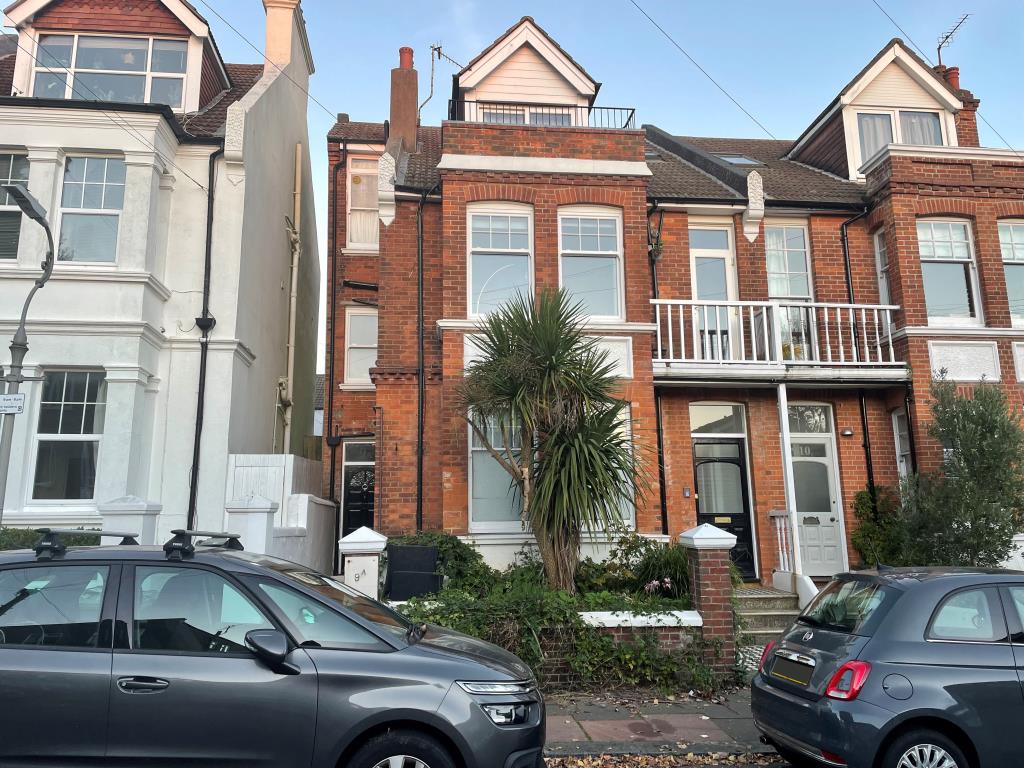 Lot: 54 - TOP FLOOR FLAT WITH ROOF TERRACE IN CITY CENTRE - Front elevation from road